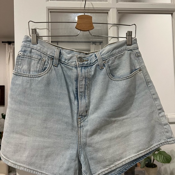 Levi’s High Loose Shorts - Picture 3 of 5